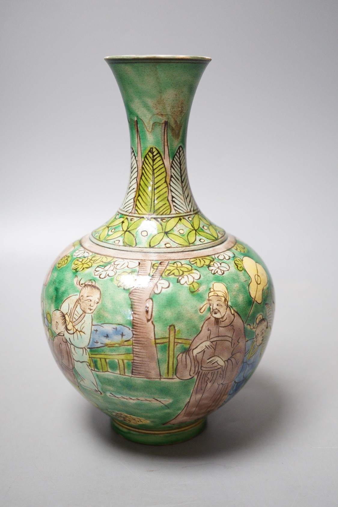 Chinese famile verte vase, 19cm